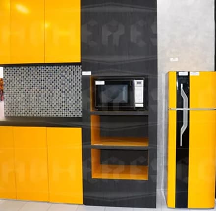 Envelopamento de Geladeira Com Adesivo Brilhante Amarelo
