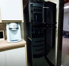 Envelopamento de Geladeira Com Adesivo Brilhante Black Piano RJ