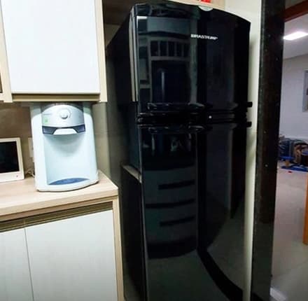 Envelopamento de Geladeira Com Adesivo Brilhante Black Piano