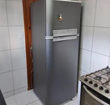 Envelopamento de Geladeira Com Adesivo Brilhante Cinza RJ