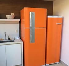 Envelopamento de Geladeira Com Adesivo Brilhante Laranja RJ