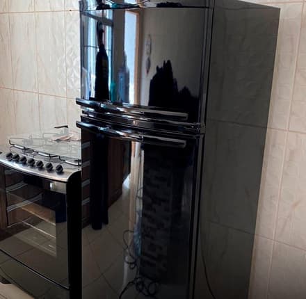 Envelopamento de Geladeira Com Adesivo Brilhante Preto