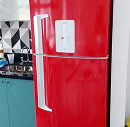 Envelopamento de Geladeira Com Adesivo Brilhante Vermelho