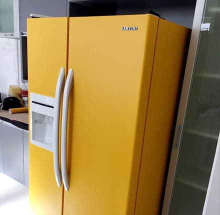 Envelopamento de Geladeira Com Adesivo Fosco Amarelo