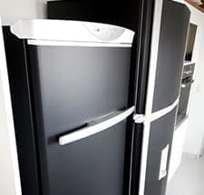 Envelopamento de Geladeira Com Adesivo Fosco Black Piano RJ