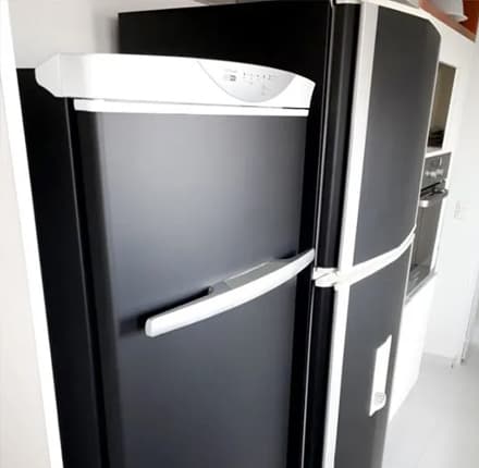 Envelopamento de Geladeira Com Adesivo Fosco Black Piano
