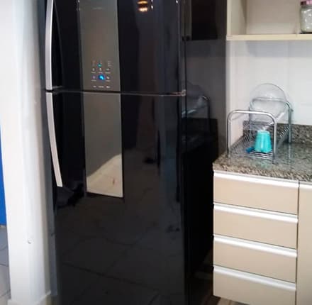 Envelopamento de Geladeira Com Adesivo Metalizado Black Piano