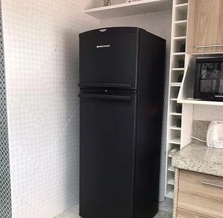 Envelopamento de Geladeira Com Adesivo Metalizado Preto