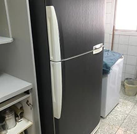 Envelopamento de Geladeira Com Adesivo de Aço Escovado Black Piano