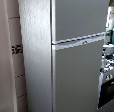 Envelopamento de Geladeira Com Adesivo de Aço Escovado Cinza